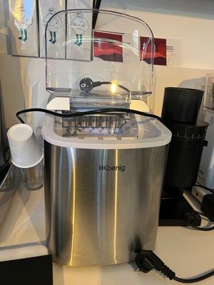 une photo d'une cafetière posée sur un plan de travail