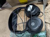 un casque posé sur une boîte en carton