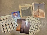 beaucoup de vieilles photos et de cartes postales par terre