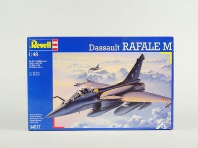 kit de montage pour une maquette d'avion de chasse en plein vol