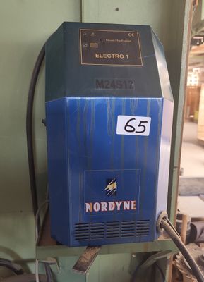 une machine bleue qui se trouve dans une pièce