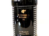 un bidon noir orné d'une étiquette dorée