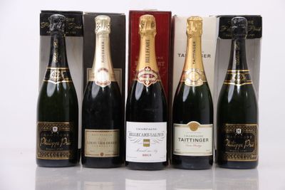six bouteilles de champagne sont alignées en rang devant une boîte