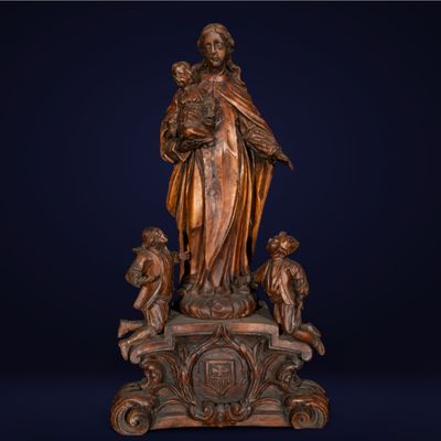 l'image d'une statue représentant une femme tenant un enfant dans ses bras