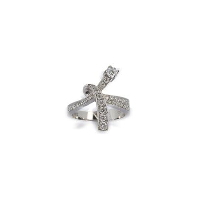 une image d'une bague en forme de croix sertie de diamants sur fond blanc