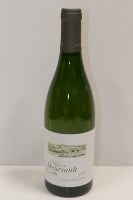 une bouteille de vin posée sur une table