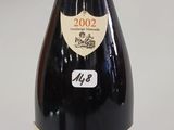 une bouteille de vin posée sur une table