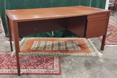 Bureau plat de marque ORDO, en bois naturel, trois tiroirs, …