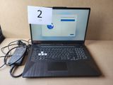 un ordinateur portable posé sur une table avec un chargeur
