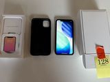 Plusieurs téléphones portables sont exposés sur une surface blanche