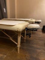 Deux lits de massage "Earth light", le piètement à hauteur a… (photo 2)