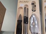 deux boîtes contenant divers ustensiles de cuisine