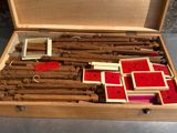 une boîte en bois contenant tout un tas de cartes