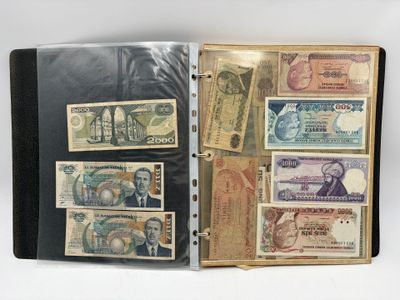 un livre contenant tout un tas de billets de différentes coupures