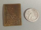 une petite pièce d'argent à côté d'une petite pièce d'or