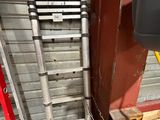 un tas de tuyaux posés les uns à côté des autres