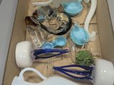 une boîte contenant divers objets en verre