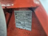 un gros plan sur une étiquette apposée sur le flanc d'un tracteur