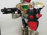 un robot jouet qui tient un pistolet à la main