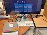 un bureau sur lequel se trouvent un ordinateur, un clavier, une souris et d'autres objets