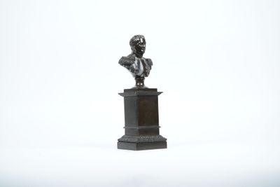 une statue représentant un homme assis sur un socle