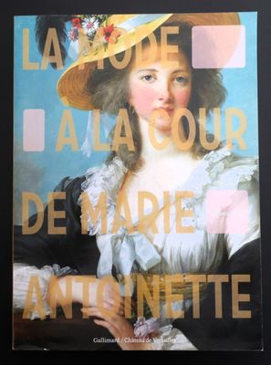 la couverture d'un livre sur laquelle figure le portrait d'une femme coiffée d'un chapeau