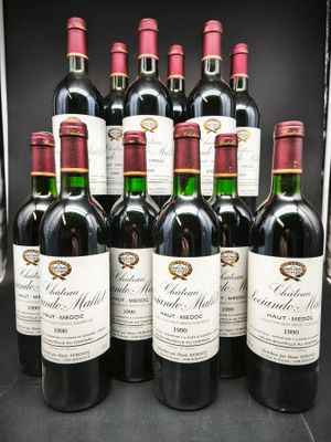 six bouteilles de vin rouge sont alignées dans une vitrine