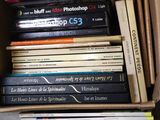 une boîte remplie de livres empilés les uns sur les autres