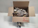 une boîte en carton contenant tout un tas de fils électriques