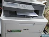 une imprimante posée sur un bureau dans une pièce