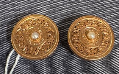 paire de poignées de porte anciennes en laiton, ornées d'une perle au centre