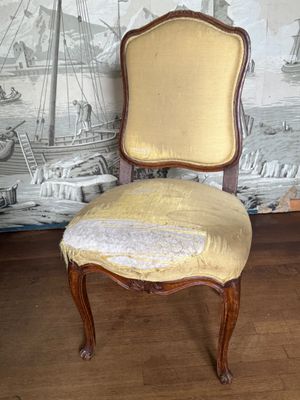 Chaise de style Louis XV en hêtre,