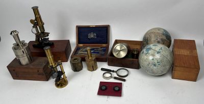 de nombreux types de microscopes et d'autres objets posés sur la table