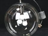 une décoration en verre contenant une horloge, sur fond noir