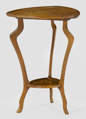 une petite table en bois surmontée d'une étagère
