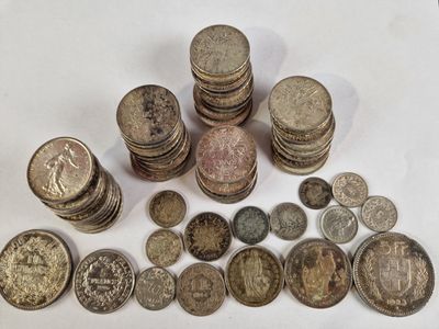 une pile de pièces de monnaie posée sur une table blanche