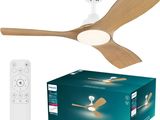Le ventilateur de plafond se trouve à côté d'une télécommande et d'un boîtier