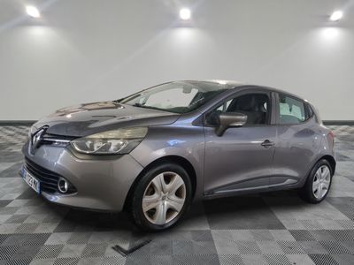 la voiture grise est garée sur un sol en damier dans le garage