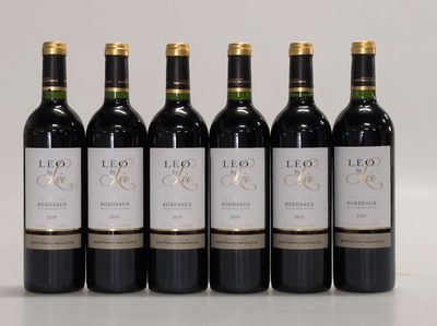 six bouteilles de vin rouge alignées
