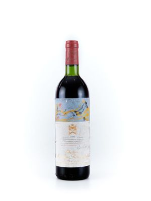 une bouteille de vin posée sur une table
