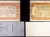 quatre types différents de billets de banque sont représentés sur un fond noir