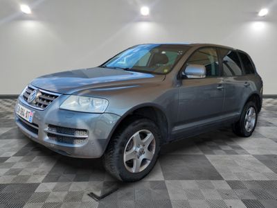 une photo d'un SUV argenté garé dans un garage