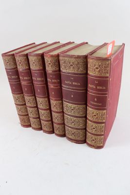 six vieux livres sont alignés sur une surface blanche