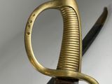 un gros plan d'une épée à la poignée dorée