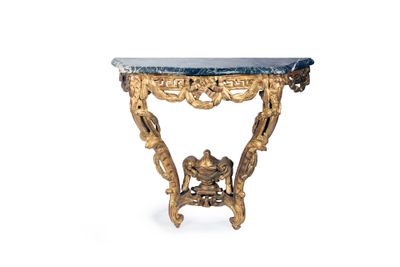 une petite table avec un plateau en marbre
