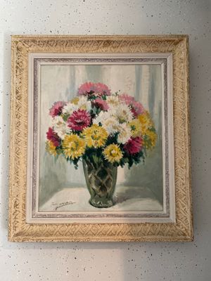 un tableau de fleurs dans un vase sur le mur