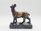 statue d'un chien posée sur un socle en marbre, sur fond blanc