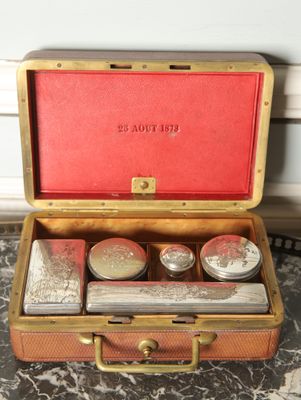une valise qui contient beaucoup d'objets