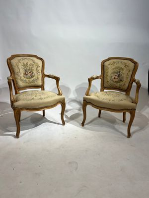 Paire de fauteuils cabriolet de style Louis XV, garniture de…