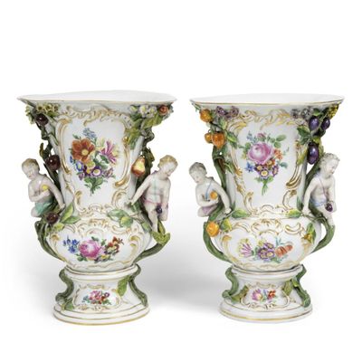 une paire de vases ornés d'oiseaux et de fleurs sur fond blanc